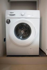 eine weiße Waschmaschine steht in einem Zimmer in der Unterkunft Sidonia Suite in Psari Forada