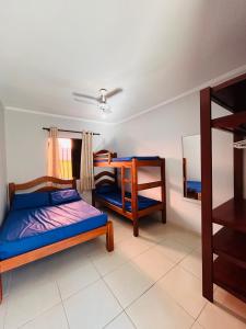 a bedroom with two beds and a bunk bed at Apê Ubahê Maranduba Ubatuba in Ubatuba