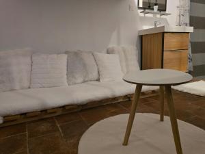 ein Wohnzimmer mit Sofa und Tisch in der Unterkunft le rêve suspendu in Le Mans