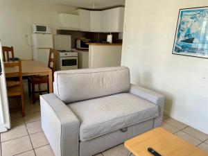 Kuchyň nebo kuchyňský kout v ubytování M2 Parking Wifi 1 à 3 pers 1 chambre, 1 lit de 180 ou 2 de 90, 1 canapé 120 + 13 fotografií