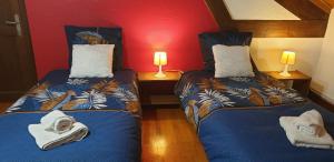 een kamer met twee bedden met handdoeken erop bij le parc des combes in Saint-Beauzile