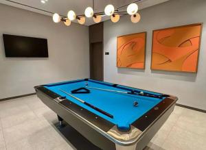 Biljarðborð á Grande Essence - Elegant 1BR in Downtown