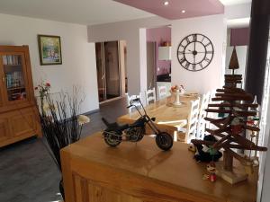 een speelgoedmotor op een tafel in een woonkamer bij le parc des combes in Saint-Beauzile +27 foto's