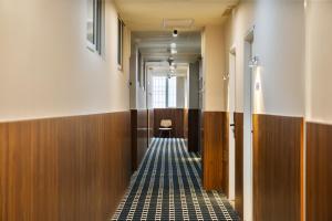 un corridoio con una sedia in un edificio di Xiamen Evening Breeze Hotel a Xiamen