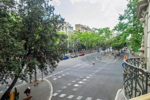 desde el balcón de una calle de la ciudad con árboles en Diagonal House Hostel, en Barcelona