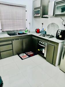 Cuisine ou kitchenette dans l'établissement Sea La Vie Villa