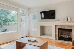 un soggiorno con camino e TV di Blueground Issaquah balcony wd parking SEA-759 a Seattle