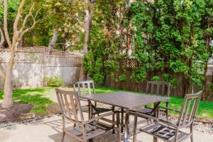 un tavolo di legno con tre sedie e una staccionata di Blueground Issaquah balcony wd parking SEA-759 a Seattle