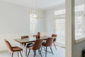 una sala da pranzo con tavolo e sedie in legno di Blueground Issaquah balcony wd parking SEA-759 a Seattle