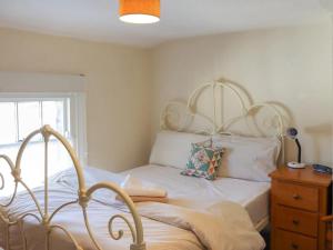 เตียงในห้องที่ Georgian Terrace Town House in Mid Wales
