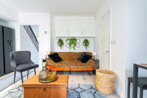 ein Schlafzimmer mit einem Bett und einem Stuhl in der Unterkunft NEW Contractors House 6 Bedrooms Parking 10 Guests in Romford