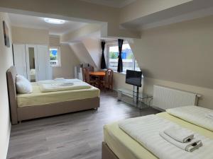 M&M Hotel - Neu Wulmstorf房間的床