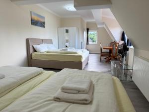 M&M Hotel - Neu Wulmstorf房間的床