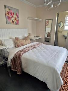 En eller flere senge i et værelse på Fortune Cottage