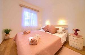 Postel nebo postele na pokoji v ubytování Apartment Malinska 34