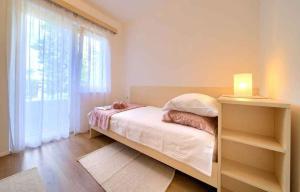 Postel nebo postele na pokoji v ubytování Apartment Malinska 34