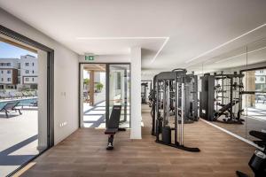 ein Fitnessraum mit vielen Laufbändern in der Unterkunft Kalamon Luxury Suite 202 with Pool and Gym in Larnaka