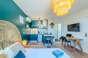 Μια τηλεόραση ή/και κέντρο ψυχαγωγίας στο Orchidée Parking & Clim - Roanne centre-ville