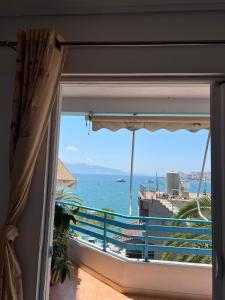 una ventana con vistas al océano en M & A apartment, en Sarandë 24 fotos más
