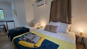 une chambre d'hôtel avec deux lits et une cuisine dans l'établissement Tiny House & Tente Lodge, Le Paradis des Petits Voyageurs, au Diamant 9 autres photos