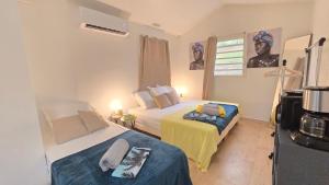 une chambre d'hôtel avec deux lits et une fenêtre dans l'établissement Tiny House & Tente Lodge, Le Paradis des Petits Voyageurs, au Diamant