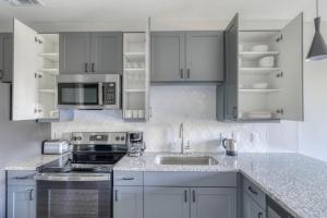 Gallery image of Blueground Austin pool nr Walnut Creek ATX-258 in Austin +24 photos