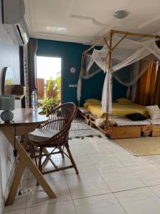 um quarto com uma cama, uma mesa e uma cadeira em OAsis du VoyAgeuR a peaceful appartement for stop over em Abidjan
