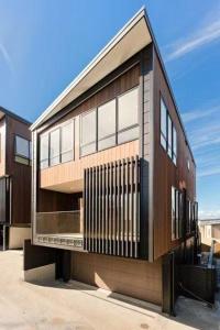 オークランドにあるGreenlane B&Bのたくさんの窓がある建物