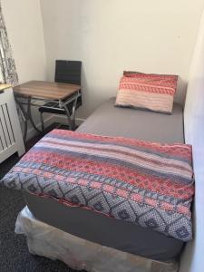 Postel nebo postele na pokoji v ubytování Four Bed Garden Luxe Enfield
