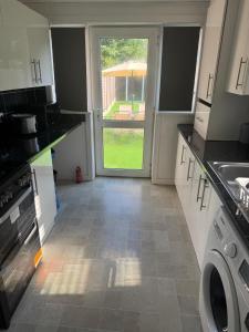 Kuchyň nebo kuchyňský kout v ubytování Four Bed Garden Luxe Enfield + 7 fotografií