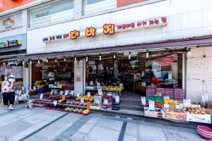 una tienda con un montón de frutas y verduras en 다온 영등포 Daon Youngdeungpo accommodation, en Seúl