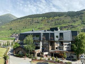 a large building in the middle of a mountain at Hotel & SPA Llop Gris in El Tarter