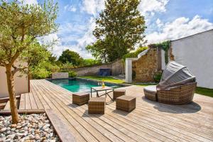 Luxury Villa Orion with heated Pool, Billard في Biéville-Beuville: حديقة خلفية بها مسبح وسطح خشبي