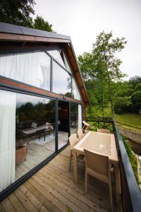 una casa con terrazza arredata con tavolo e sedie di Alnada Resort a Düzköy