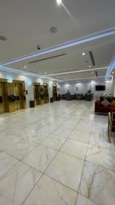 a large room with a large white marble floor at فندق برادايس لاند الزهراء Paradis Land Hotel ALzhra in Az Zahrāʼ