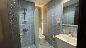 a bathroom with a shower and a toilet and a sink at فندق برادايس لاند الزهراء Paradis Land Hotel ALzhra in Az Zahrāʼ