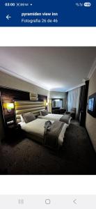 เตียงในห้องที่ Old town pyramids view