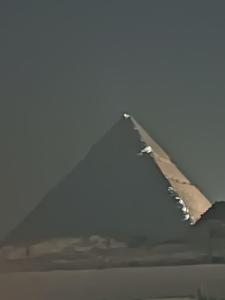 ภาพในคลังภาพของ Old town pyramids view ในไคโร