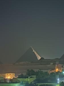 ภาพในคลังภาพของ Old town pyramids view ในไคโร