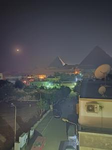 ภาพในคลังภาพของ Old town pyramids view ในไคโร