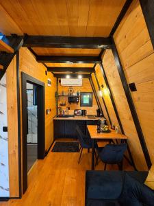 Nova BilaA-Frame Luxury House With Hot Tub的一间厨房和饭厅,位于一个小房子里