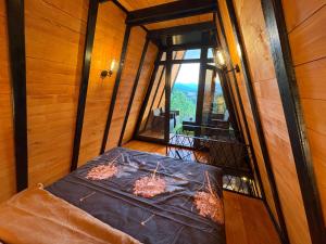 Nova BilaA-Frame Luxury House With Hot Tub的客房内的1张床位