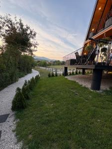 Nova BilaA-Frame Luxury House With Hot Tub的一座房子前面的河上桥梁