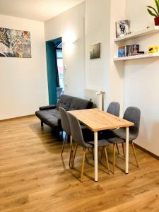 ein Esszimmer mit Tisch und Stühlen in der Unterkunft Edelweiss Apartments in Villach