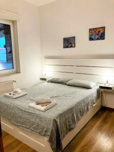 ein Schlafzimmer mit einem Bett mit zwei Handtüchern darauf in der Unterkunft Edelweiss Apartments in Villach