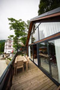 un balcone di una casa con tavolo e sedie di Alnada Resort a Düzköy