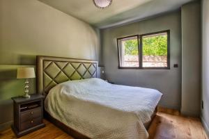 Luxury Villa Orion with heated Pool, Billard في Biéville-Beuville: غرفة نوم بها سرير ونافذة +43 صورة