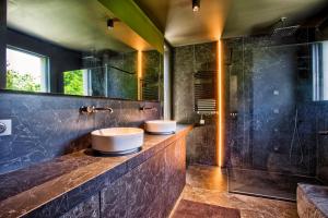 Photo de la galerie de l'établissement Luxury Villa Orion with heated Pool, Billard, à Biéville-Beuville