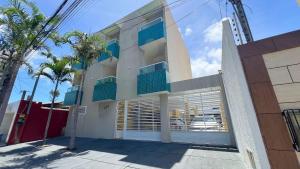 a building with blinds on the side of it at Requinte pertinho do mar da Atalaia in Santa Maria