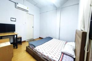 Postel nebo postele na pokoji v ubytování Sukhum Sukhumvit-Onnut Guest House